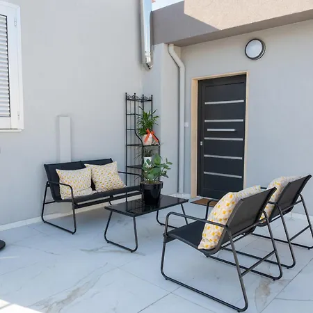 Modern 3 Bedroom In Center With Ensuites & Workspace & Balcony