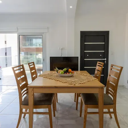 Modern 3 Bedroom In Center With Ensuites & Workspace & Balcony 公寓