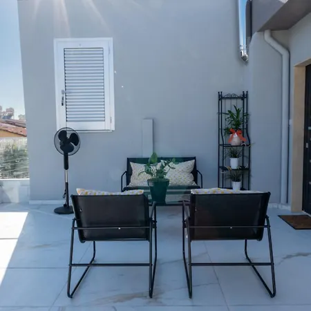 Modern 3 Bedroom In Center With Ensuites & Workspace & Balcony *