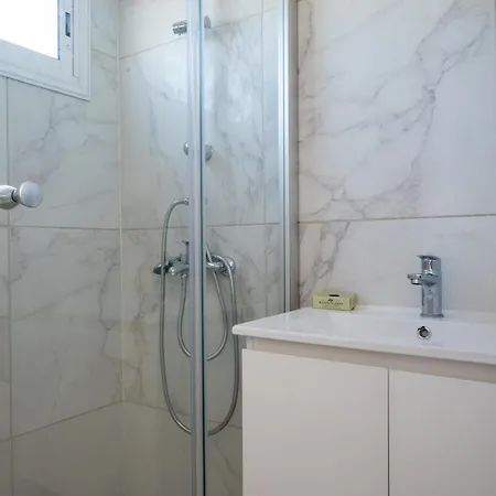 Modern 3 Bedroom In Center With Ensuites & Workspace & Balcony *