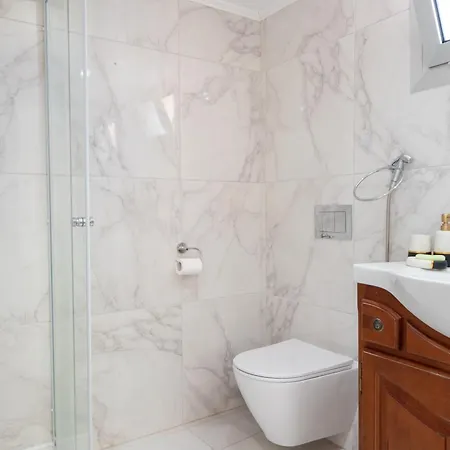 Modern 3 Bedroom In Center With Ensuites & Workspace & Balcony *