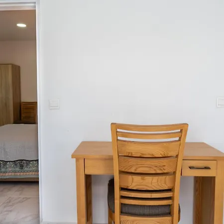 Modern 3 Bedroom In Center With Ensuites & Workspace & Balcony