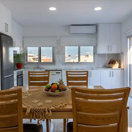 Modern 3 Bedroom In Center With Ensuites & Workspace & Balcony 利马索尔